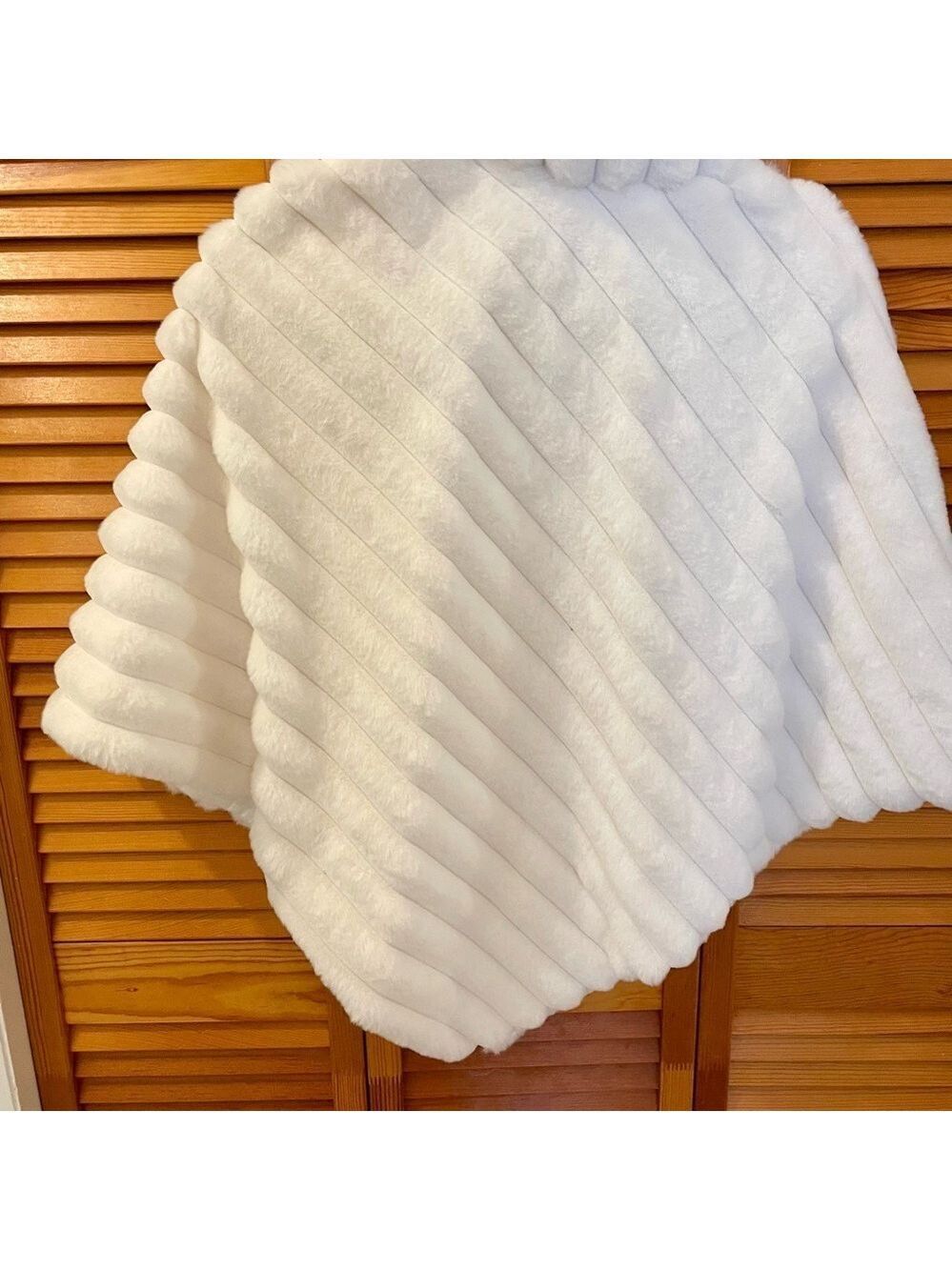 La Fiorentina White Faux Fur Cape, Silver Zipper Detail, One Size, Cozy. - Picture 10 of 10